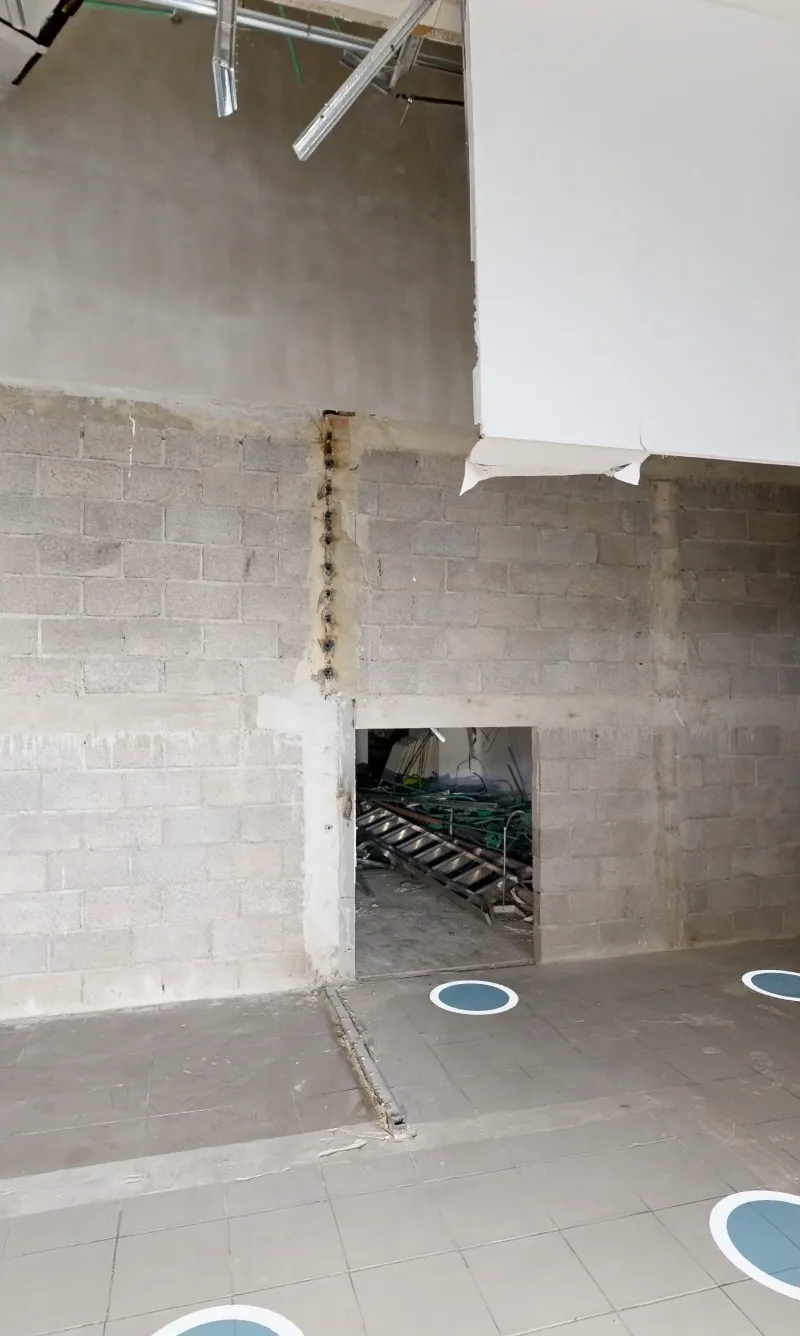 Panorámica 360° de un local en remodelación con las burbujas de navegación en el piso